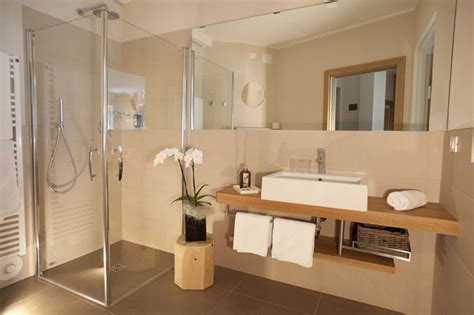Die farbe der wand trägt maßgeblich zur beleuchtung eines raums bei. Kleine Badezimmer Ohne Fenster : Moderne Badezimmer Design ...