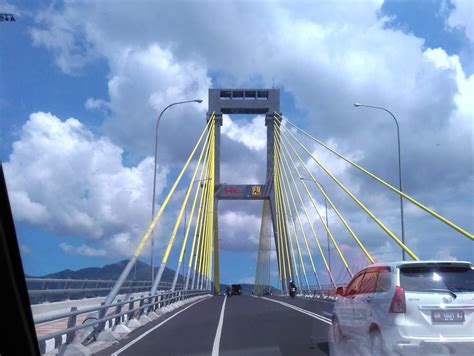 Melintas Di Jembatan Soekarno Manado Liburkucom
