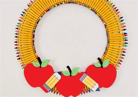How To Make A Crayon Wreath Back To School Wreath Idea Home Crafts
