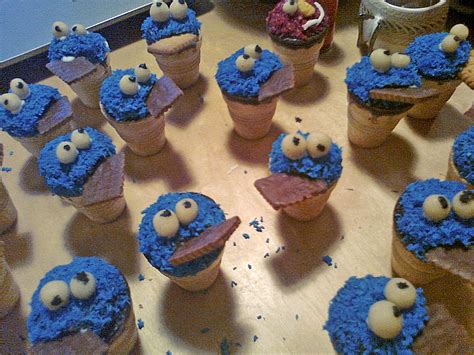 Das mehl mit backpulver mischen, sieben und kurz auf mittlerer stufe unterrühren. Kleine Kuchen im Waffelbecher (Rezept mit Bild) von ...