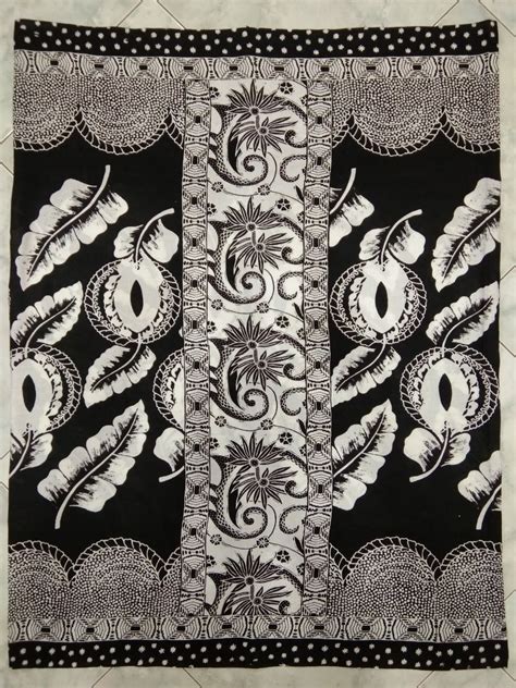 Gambar model batik jepara lama mempunyai pola dengan warna lung hitam, gajah coklat, flora serta fauna daun ulir hijau dan lainnya. Motif Batik Pekalongan Hitam Putih - Contoh Motif Batik