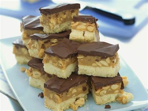 Den besonderen karamellgeschmack bekommt dieser nusskuchen durch die karamellisierte kaffeesahne, welche in dosen im handel erhältlich ist. Nuss-Karamell-Stücken mit Schokolade glasiert | Rezept ...