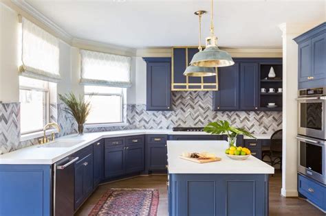 contoh desain dapur dominan biru cantik thegorbalsla