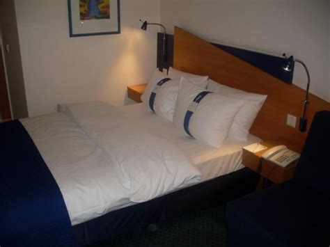 Overview reviews amenities & policies. "Bequemes King-Size-Bett" Holiday Inn Express Dortmund ...