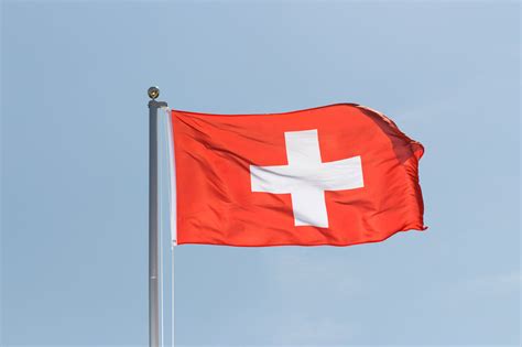Le drapeau de la suisse est carré, de couleur rouge, à croix blanche (de gueules, à la croix alésée d'argent). Acheter Drapeau Suisse - 90 x 150 cm - Monsieur-des-Drapeaux