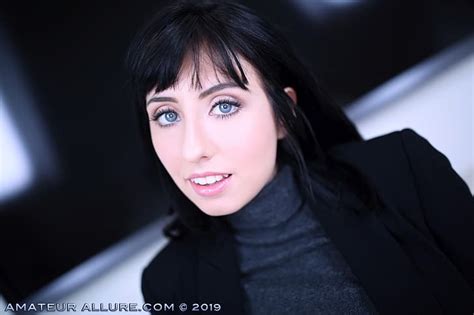 Daphne Dare Mujeres Estrella Porno Ojos Azules Mujer Joven Cabello Oscuro Fondo De