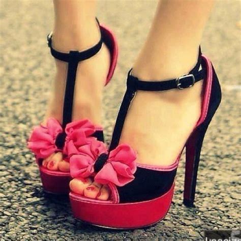 black and pink heels with pink bows this is a cute color combo pretty shoes beautiful shoes