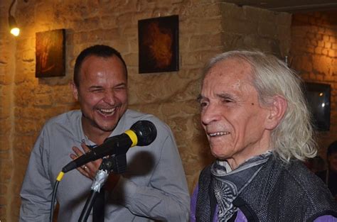Bývalý člen skupiny chinaski a frontman zaniklé skupiny inter. Petr Rajchert pokřtil román Ruku na srdce, náhody ...