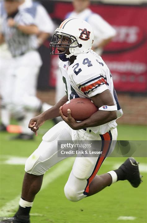 Running Back Carnell Williams Of The Auburn Tigers Runs With The Ball