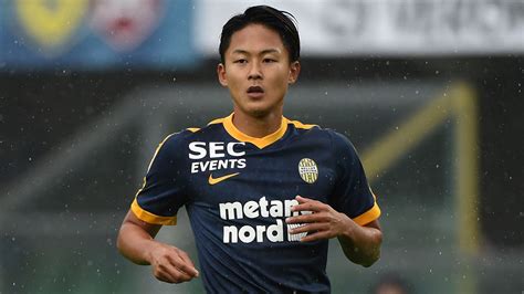 벨기에 프로축구 신트 트라위던에서 뛰고 있는 이승우 선수를 엠빅뉴스가 찾아가 독점 인터뷰했습니다. 스포츠한국:점점 꼬여가는 이승우…최고의 재능은 어디로  SBS 뉴스