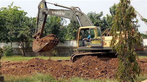Performance summary energetic professional with solid experience in operating heavy equipment and machinery equipped with buckets or dozer blade to excavate, push, and load materials. Batch 44 - Sertifikasi Operator Excavator - 16-19 Oktober 2018