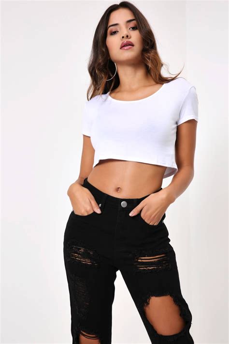 White Cropped T-Shirt | Crop tshirt outfit, White tshirt fashion, White crop tshirt