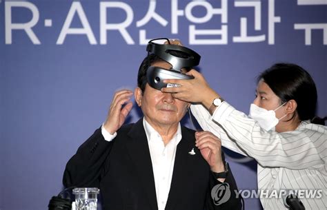 2020년 1월 13일 열린 국회 본회의에서 정세균 국무총리 후보자 임명동의안이 가결되어 정세균 의원이 문재인 정부 2대 국무총리로 확정됐다. 정세균 총리, '규제혁신 현장과의 대화' VR 체험 | 연합뉴스