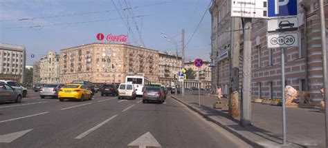 Две клумбы, два столба. А Вы сможете здесь припарковаться ...