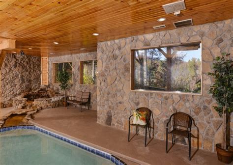Business guests enjoy the free breakfast. Pigeon Forge Cabins - Saddle Creek
