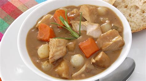 Lo spezzatino di tacchino, la ricetta ideale per i pranzi dei giorni di festa. Ricetta Spezzatino di tacchino con i cardi - Giornale del cibo