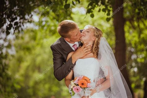 Pareja En Parque De Los Novios Novios En Un Parque Kissing Couple Reci N Casados Novia Y El