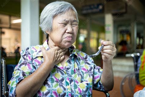 Foto De Asian Senior Woman Suffers From Chokeclogged Up Foodelderly