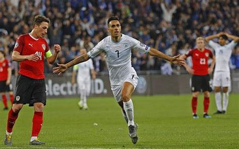 Eran zahavi, takımıyla birlikte willem ii maçı için tilburg şehrine gittiği sırada karısı shay ile birlikte 8 yaşındaki oğlu ve 5 yaşındaki ikizleri evdeydi. Israel wint met 4-2 van Oostenrijk in kwalificatie voor ...