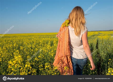Genç Kadın Turuncu Eşarp Ile Sarışın Bir Alan Yürüyor Stok Fotoğrafçılık ©tuutikka Telifsiz