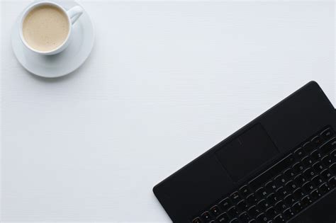 Arbeitsplatz Mit Laptop Und Kaffeetasse Kostenlose Foto