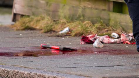 → klockan 19.01 inkom ett larm till polisen om en misstänkt skottlossning i eslöv. 27-åring skjuten med livshotande skador i Eslöv - Nyheter Idag