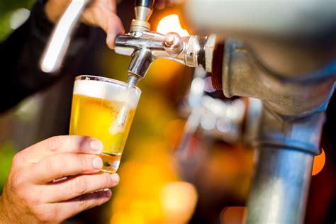 Ter o sentido de união mundial com outros comemoradores com cervejas de todas. Dia da Cerveja: celebre a data em um destes 14 endereços