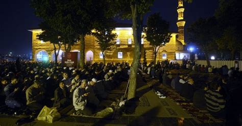 Mübarek berat kandili'nin gelmesi ile beraber tüm müslümanlar bu geceyi ibadetle geçirecek. Berat Kandili gecesi kılınacak namaz! 2019 Berat Kandili ...