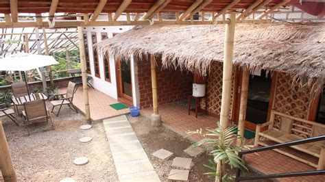Kyotoku floating market and rumah mode factory outlet are worth checking out if shopping is situated near the boardwalk, this hotel is 1.2 mi (1.9 km) from bosscha observatorium and 1.3 mi (2 km) from kyotoku floating market. Bantal Guling Villa - Lembang - Indonesia - YouTube