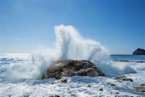 189100 Waves Crashing On Rocks Stock Photos Pictures And Royalty Free