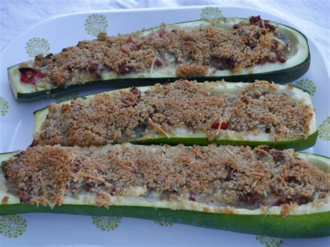 I look at the photo of these italian sausage stuffed zucchini boats and i'm all like, oooh, that looks delicious. Charlotte's Fan-Fare: Sausage Stuffed Zucchini Boats