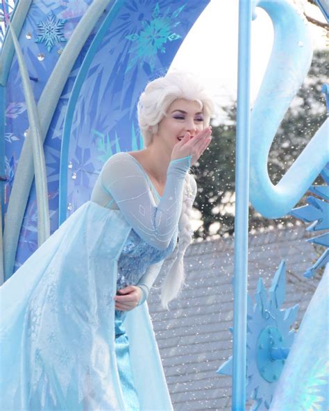 Pin By Kira Williams On Pictures Disney Elsa Queen Elsa Tokyo