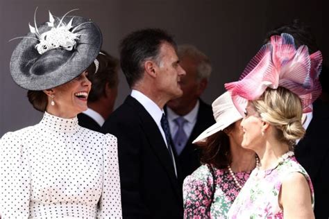 Kate Middleton Sublimissime Chignon Tress Chapeau Robe Pois