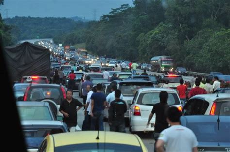 Lebuh raya ini yang menghubungkan utara dan selatan malaysia sememangnya menjadi pilihan bagi kebanyakan rakyat. Info Hari Ini, Cerita Saksi dan Gambar-Gambar Kemalangan ...