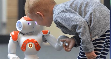 l2tor il robot maestro che insegna ai bimbi una lingua straniera