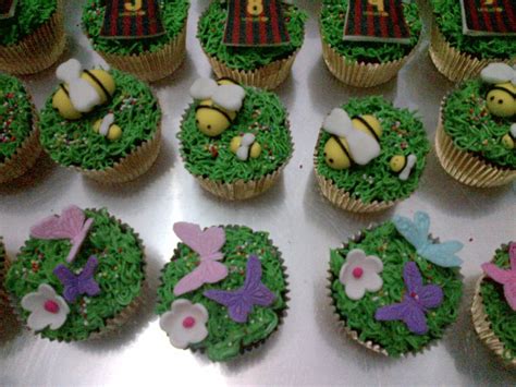 A high quality all purpose gluten free flour is used to create our chocolate cake, red velvet and vanilla cakes. Cupcakes by Chocoholic: Cupcakes Tema Taman dan Baju Bola ...
