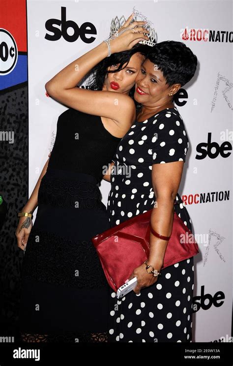 Rihanna Und Mutter Monica Braithwaite Stockfotos Und Bilder Kaufen Alamy