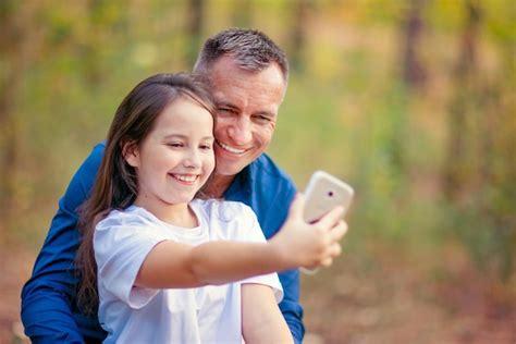 Padre E Hija Tomando Selfie En Smartphone Al Aire Libre Foto Premium