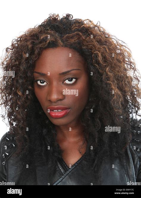 Mujer Negra Glamorosa En Una Chaqueta De Cuero Negro Con Pelo Salvaje Y