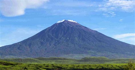 Nggak cuma populer, beberapa karya arsitek indonesia juga kerap jadi studi dan juga menerima berbagai penghargaan bergengsi dari dunia arsitektur internasional. Daftar nama - nama gunung di indonesia: PROVINSI SUMATERA ...