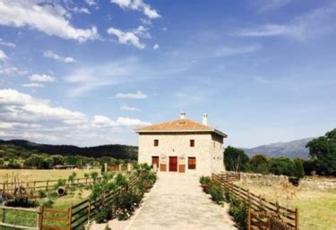 Está situada al lado del río alberche y de la sierra de gredos, a 100 metros del río y a 500 metros del casco urbano. 35 Casas Rurales en Burgohondo - CasasRurales.net