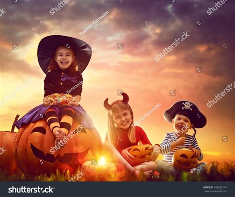 143609 Kids Celebrating Halloween Images Stock Photos And Vectors
