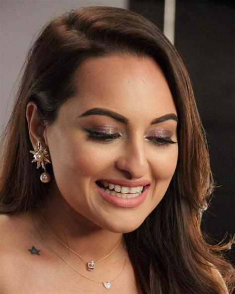 Cute And Glam Actress Hindi Actress Sonakshi Sinha Face Close Up Photos