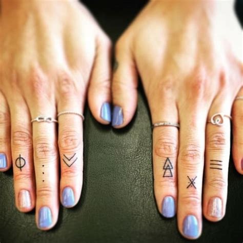 90 Tatuajes En Dedos Para Mujeres Y Hombres
