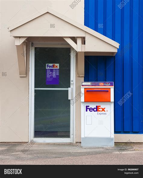 Fedex Drop Box Image & Photo (Free Trial) | Bigstock