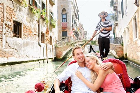 Romantic Travel Couple In Venice On Gondole Boat — Stock Photo
