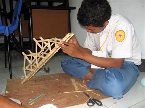 Langkah keempat adalah membuat atap dari serabut kelapa. Kereta Api Indonesia: Contoh Keterampilan Membuat Jembatan Dari Stick Es Cream