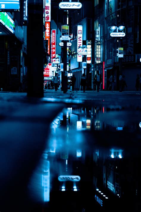 Aesthetic night photography ideas for beginners motion blur. reflection of city night lights | City lights at night, Night city, City aesthetic