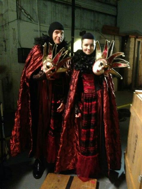 wilden and cc mason dressed as the two queen of hearts pretty little liars queen of hearts