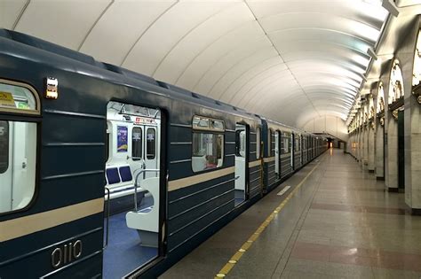 Cognates include modern mongolian орос (oros), ᠣᠷᠤᠰ (orus). 俄羅斯 | 搭聖彼得堡地鐵體驗俄式藝術風情 | 小若生活漫旅